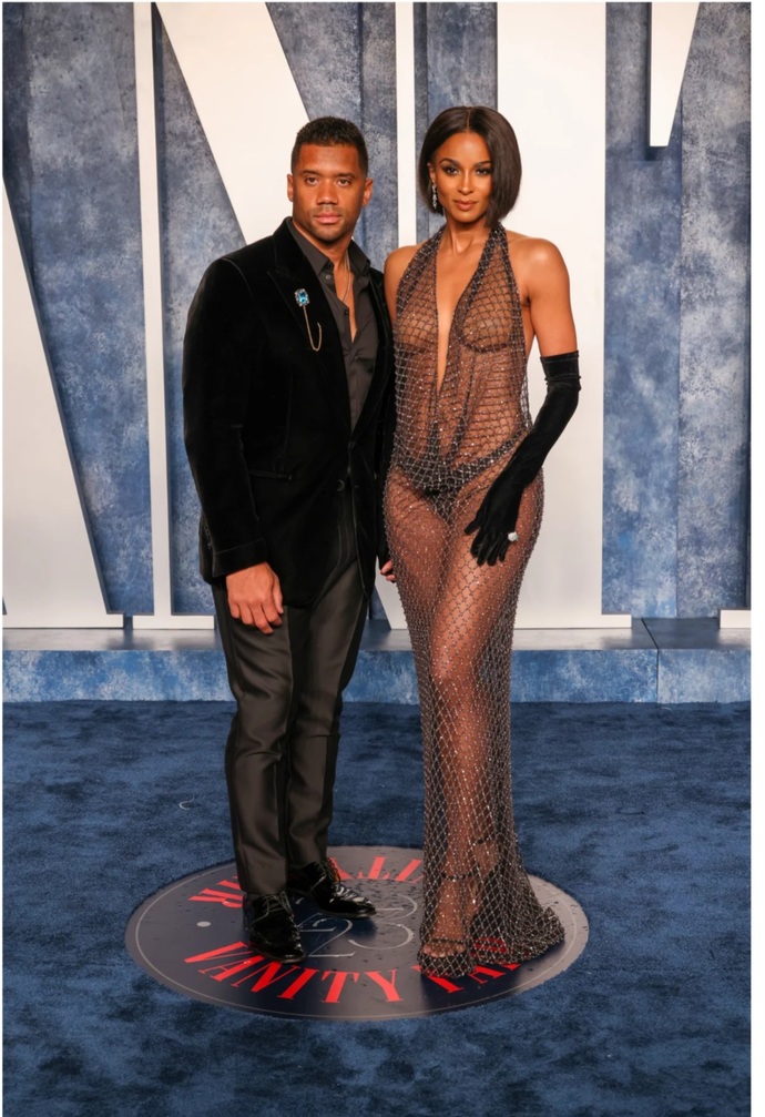 Do you believe a husband should have a right to tell his wife what is appropriate or inappropriate to wear before leaving the house, why, why not?