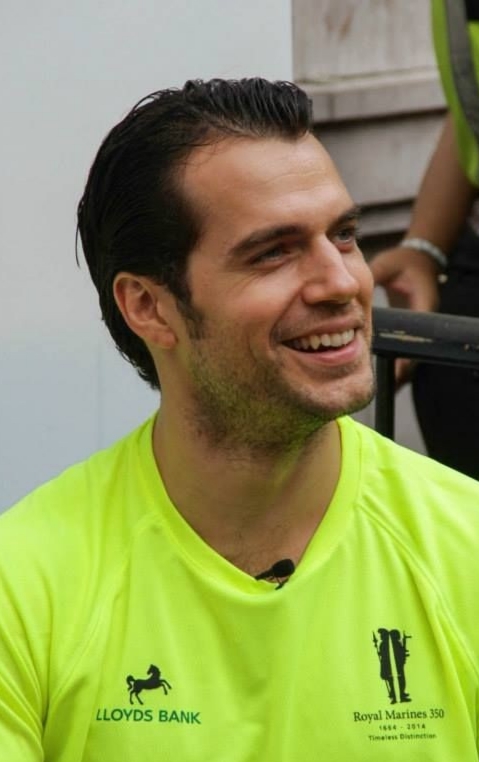 Henry Cavill has a sexy tan in this photograph 😍