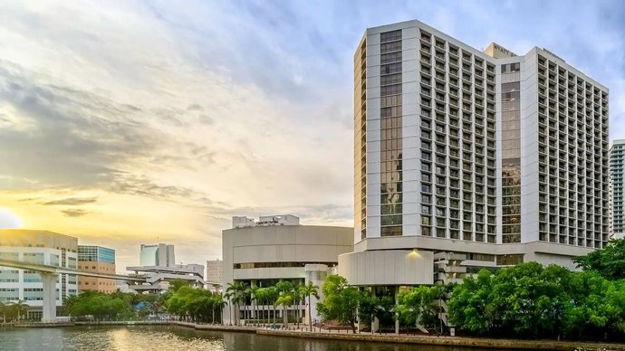What do you think of Heavy D whacking the Miami Hyatt Regencys liquor license for hosting a sexually explicit drag show with children present?