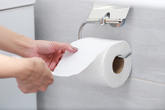 How do girls/women wipe with long fingernails?