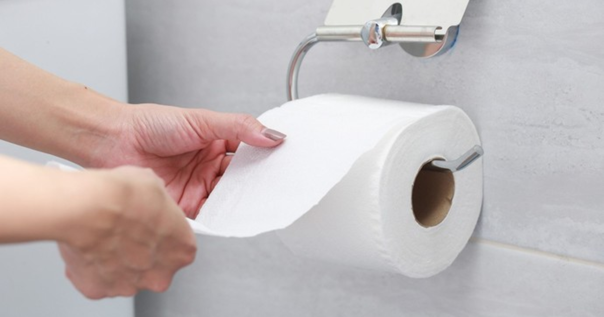 How do girls/women wipe with long fingernails? GirlsAskGuys