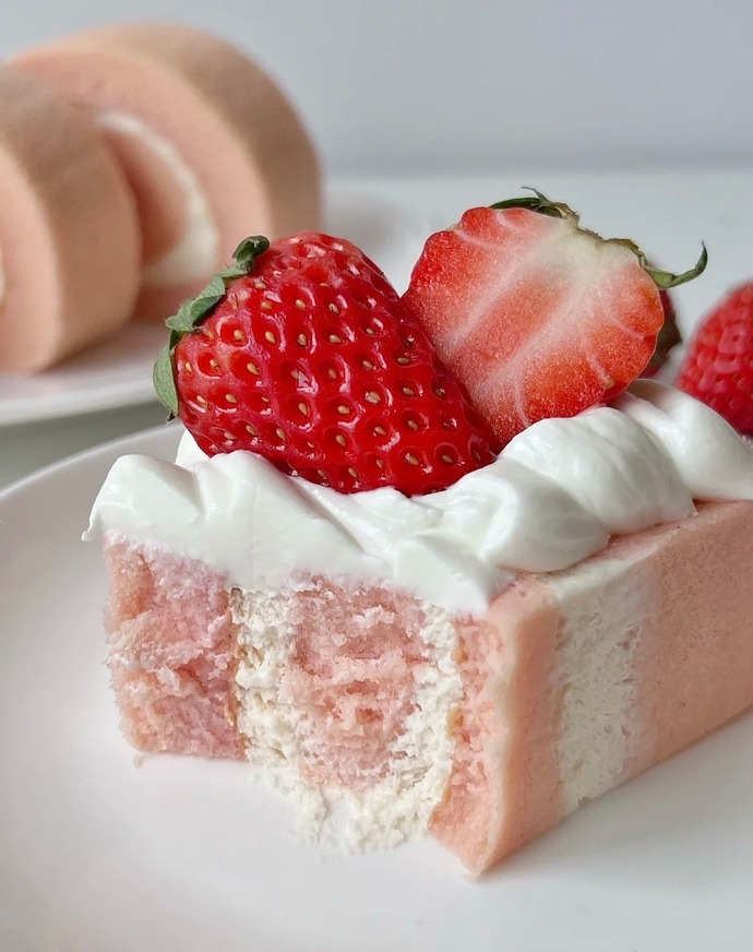 CREAMY STRAWBERRY ROLL CAKE