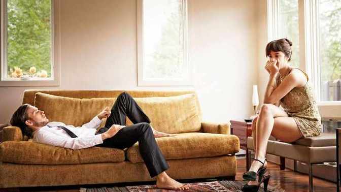 My boyfriend is living with me for 4 months, bu he doesn't help me financially. How can I ask him to pay for rent?