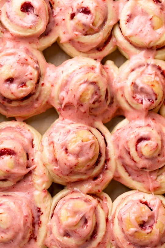 strawberry cinnamon rolls