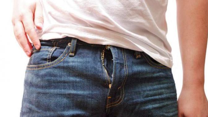 Girls, what would you do if you went on a date with a guy who he used the bathroom and forgot to zip his fly up on the way back?