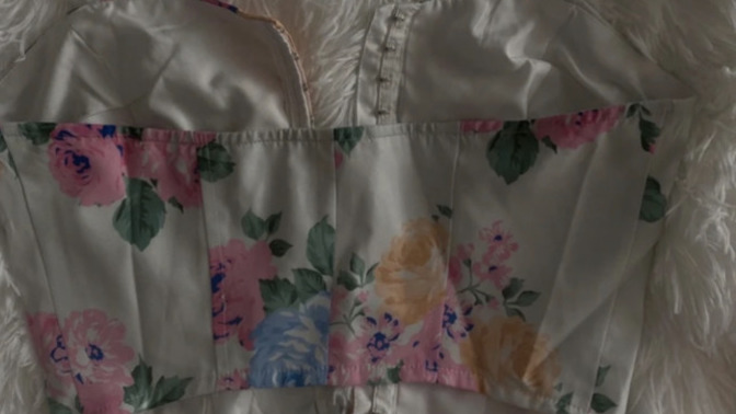 Is this corset pretty?