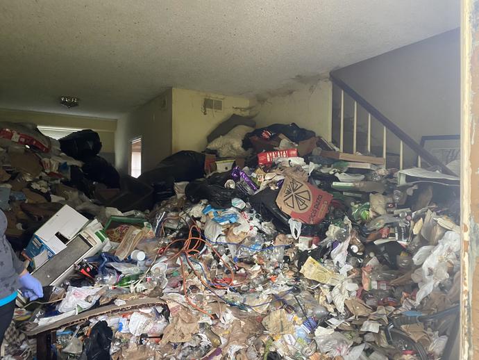 When you go over to a dates place for the first time do you expect it to look clean? Is it a red flag if it's messy?