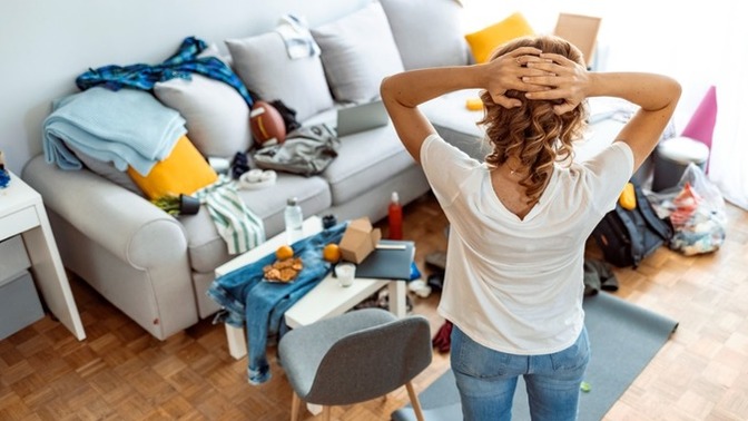 When you go over to a dates place for the first time do you expect it to look clean? Is it a red flag if it's messy?