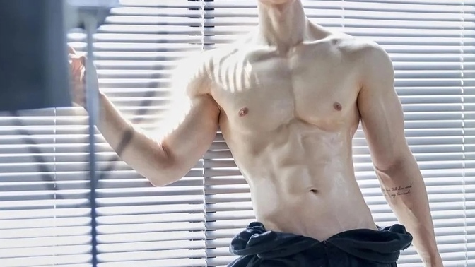 How did men evolve broad shoulders?