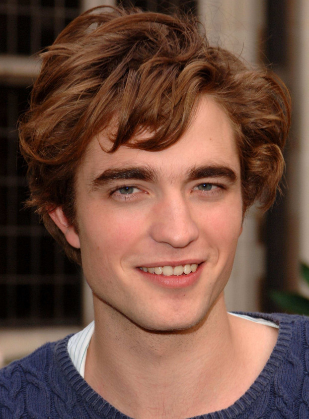 Girls, does Robert Pattinson look better with a stubble or clean shaven?