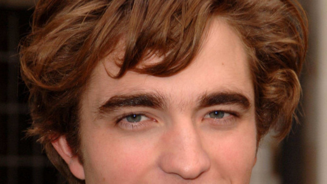 Girls, does Robert Pattinson look better with a stubble or clean shaven?