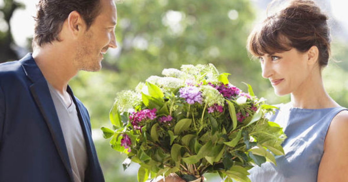 Guys if a girl you were dating brought YOU a bouquet of flowers how would you feel? GirlsAskGuys