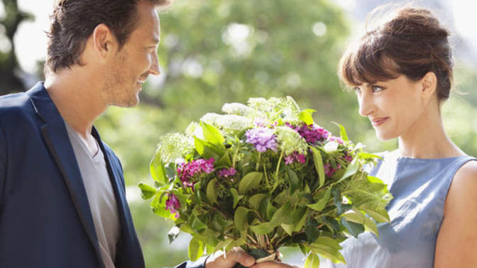 Guys if a girl you were dating brought YOU a bouquet of flowers how would you feel?