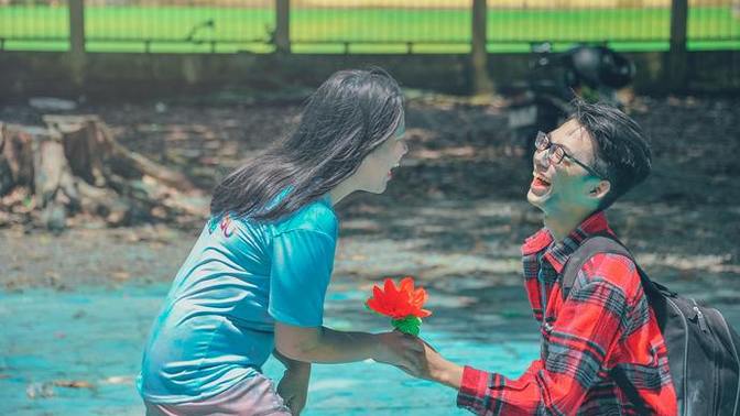 Men give flowers to women to show their affection towards them (generally speaking). What do most women give men to show their effection?