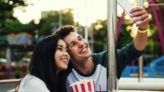 Do young people like to date still?