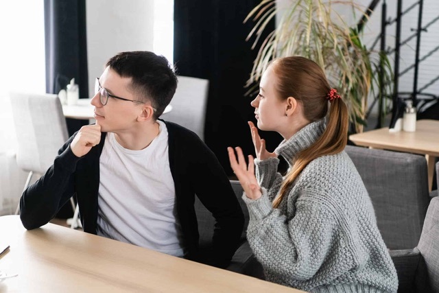 What physical body language do men show when they are not interested in a girl?