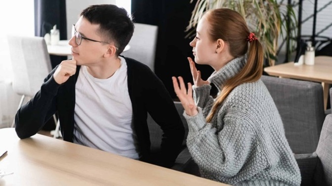 What physical body language do men show when they are not interested in a girl?