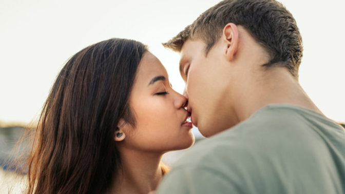 How do you know when to kiss her?