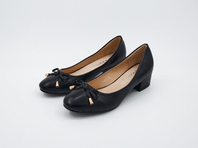 What neutral color of these ballerinas would work best with most outfits?