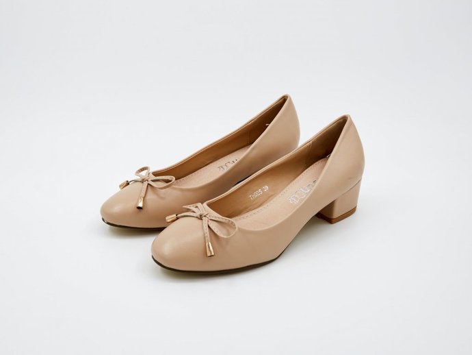 What neutral color of these ballerinas would work best with most outfits?