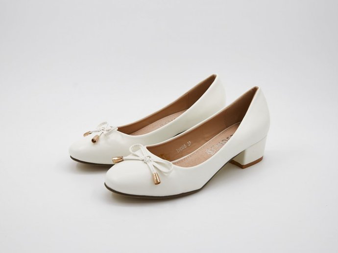 What neutral color of these ballerinas would work best with most outfits?