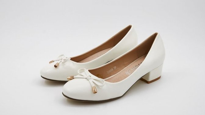 What neutral color of these ballerinas would work best with most outfits?