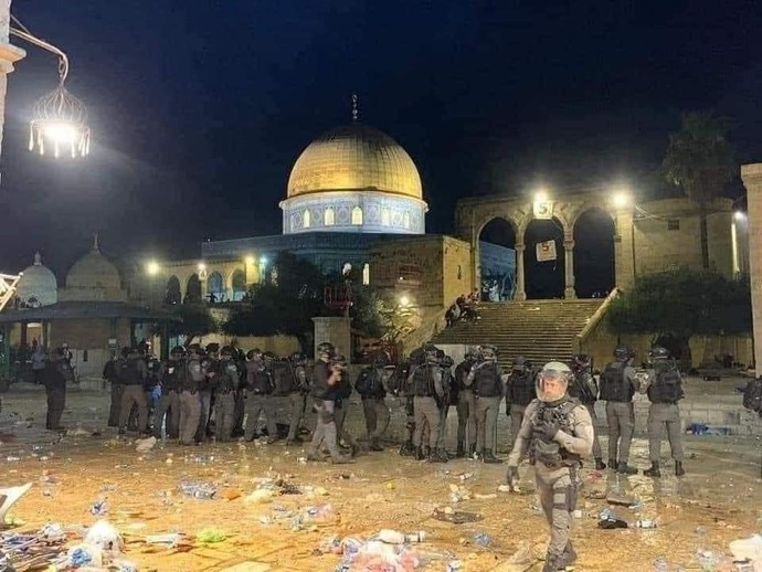 Yesterday Zionist entity break into the al aqsa mousque while people are praying why no one talk about it?