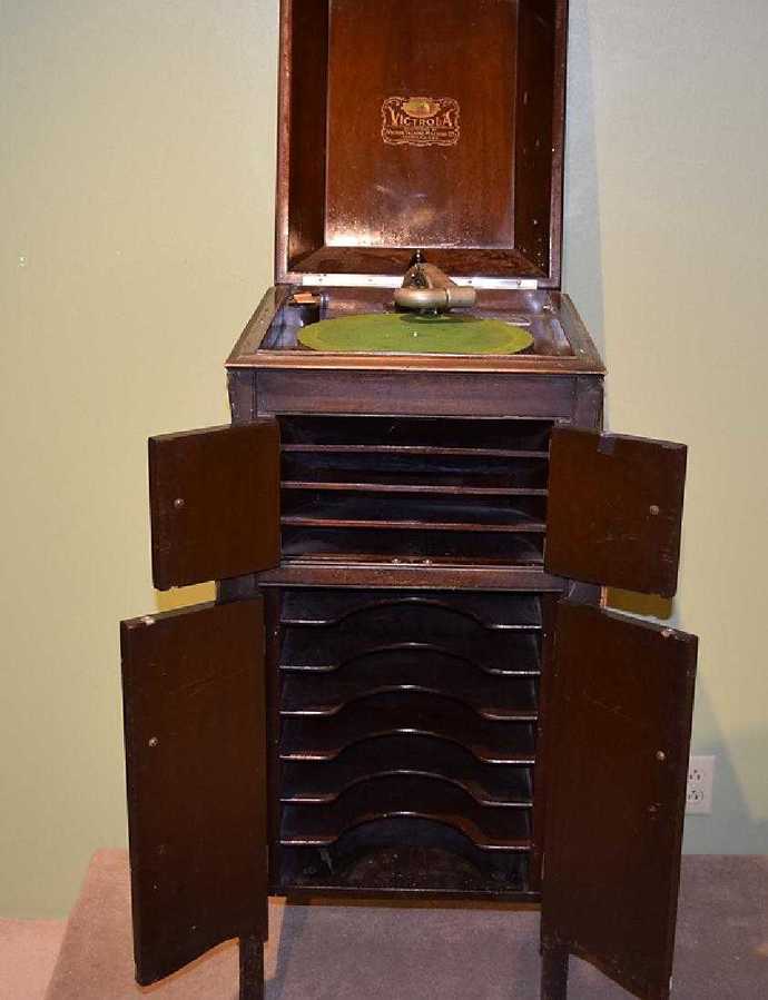 1909 Victrola Talking Machine