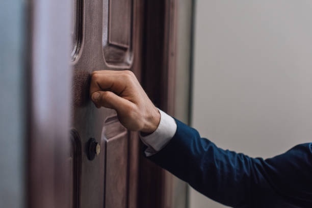 Are “I’m outside” messages okay or is it better to get down and knock when picking someone up for a date?