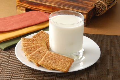 Who likes GRAHAM CRACKERS and MILK?