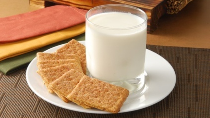 Who likes GRAHAM CRACKERS and MILK?
