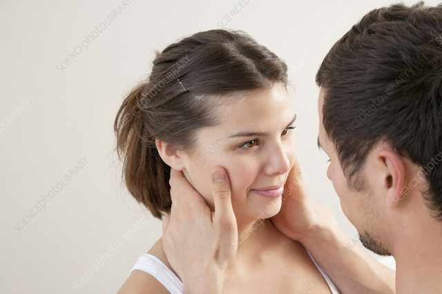What does it mean when a man holds a woman’s face?