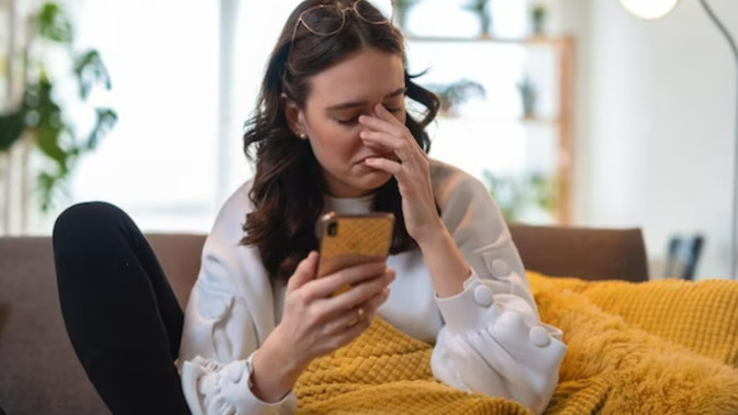 Would you continue to date a guy who took 24 hours to message you back twice in a row? ?
