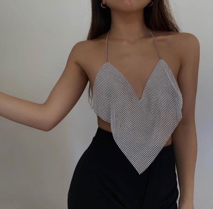 Which pose suits better for this top?