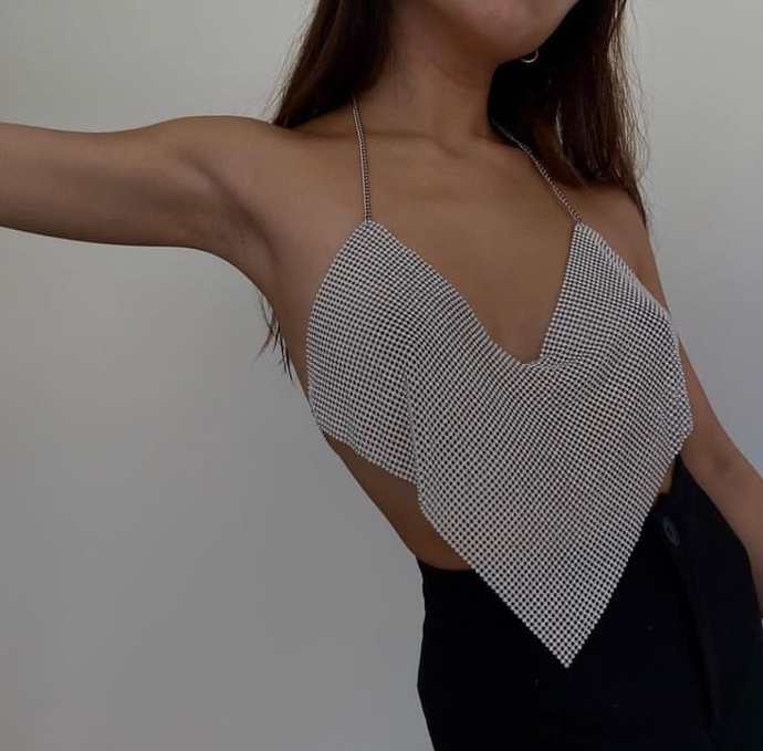 Which pose suits better for this top?