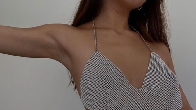 Which pose suits better for this top?