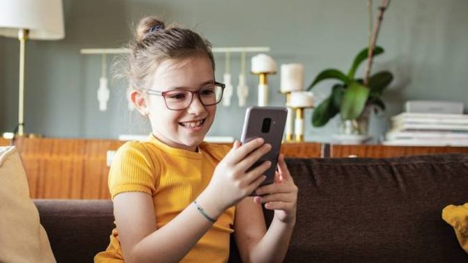 How old were you when you got your first mobile 📱 phone 📱?
