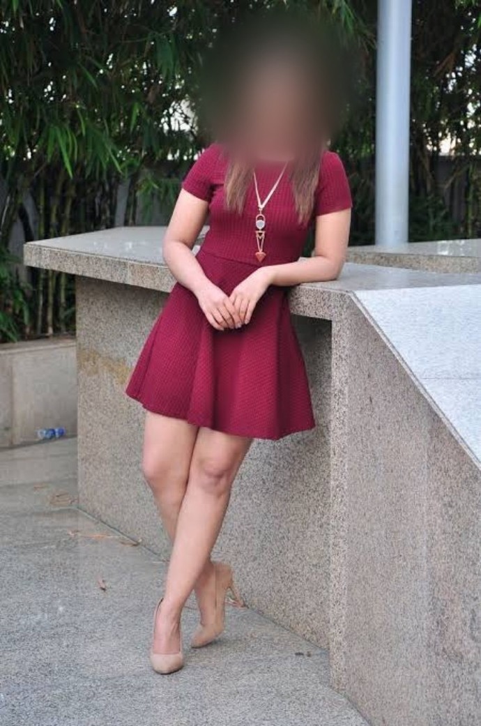 How many girls at this app like to wear this type frock and feel happy to show little part of her beautiful legs?