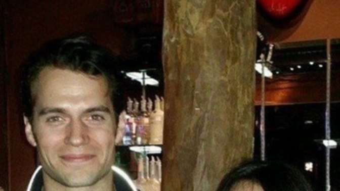 What are the characteristics a non-celebrity woman should possess in order to date a hot Hollywood actor?