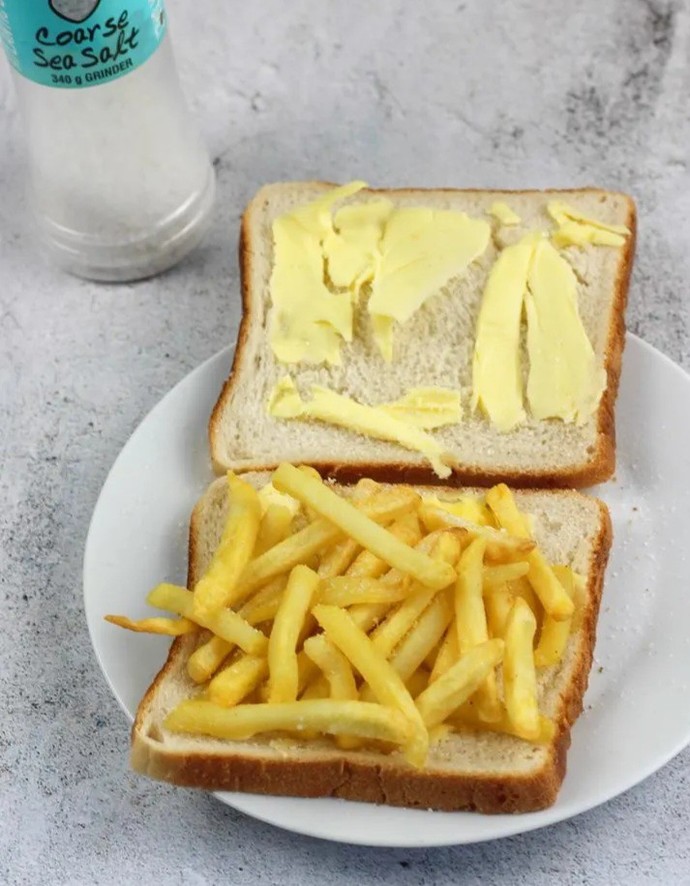 How should chips in a sandwich be arranged?