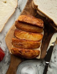 How should chips in a sandwich be arranged?