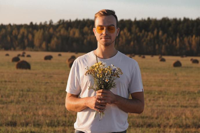 Do you think its okay to give a guy flowers as a gift on a first date?