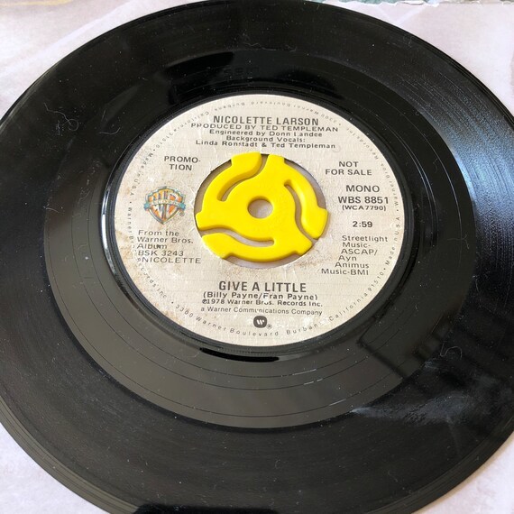 Do you think it's okay to give a guy flowers as a gift on a first date