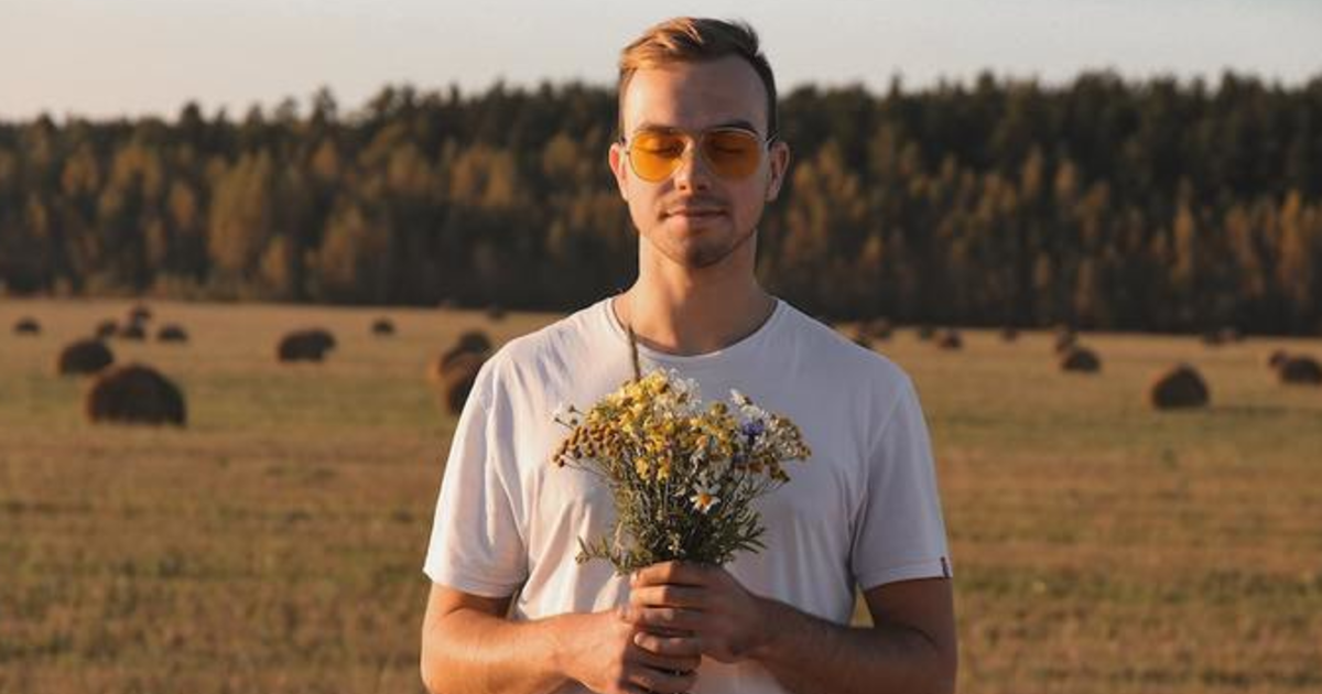 Do you think it's okay to give a guy flowers as a gift on a first date? GirlsAskGuys