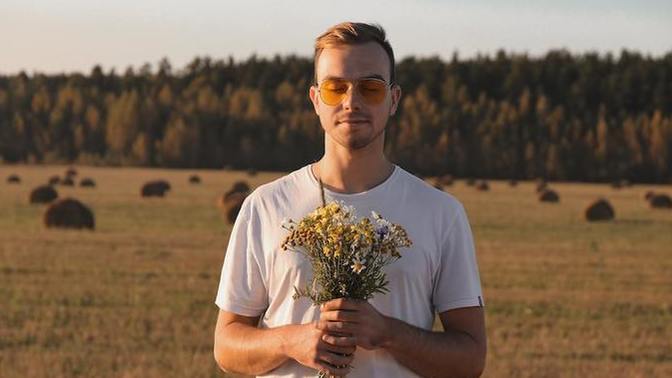 Do you think it's okay to give a guy flowers as a gift on a first date?
