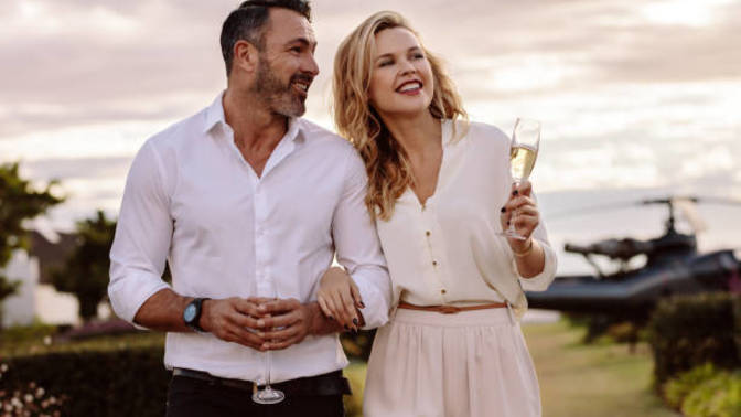 Who should pay for dates if the woman is the rich one?