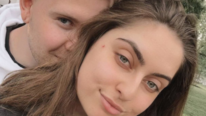 Does this look like a couples pic?