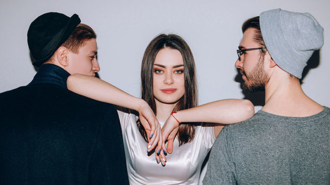 How do you tell if a girl wants to be casual with you, even if she's in a relationship?