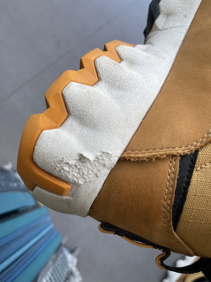 Does anyone know if these issues on my shoes can be fixed? Pls help?