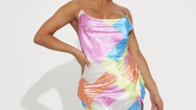 Do guys like it when girls wear bright colored clothes?